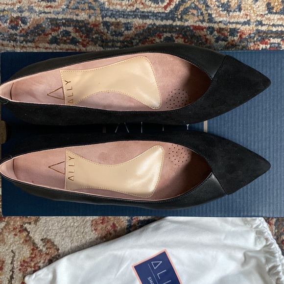Ally Shoes leather suede flats. Size 6.5. Boutique! - Picture 2 of 5